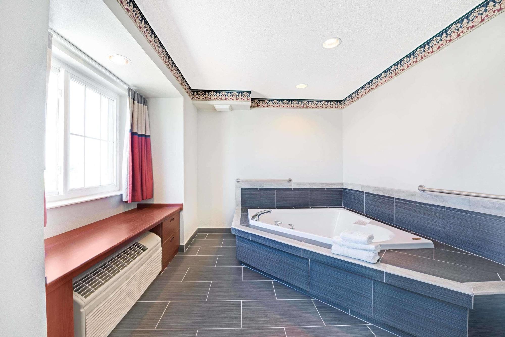 Microtel Inn & Suites Urbandale Extérieur photo